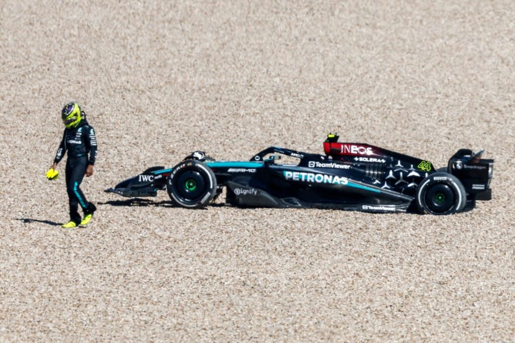 lewis-hamilton-mercedes-f1-w15.jpg