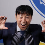 Shin Tae -yong, director of ‘Myeongga Reconstruction’, said, “Wait a little bit and support me … I will rebound.”